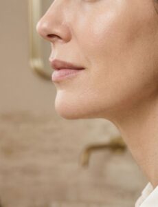 Perfil feminino com lábios, queixo e contorno mandibular naturais