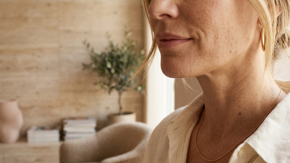 Perfil de mulher dos lábios ao pescoço, com a linha da mandíbula natural e definida